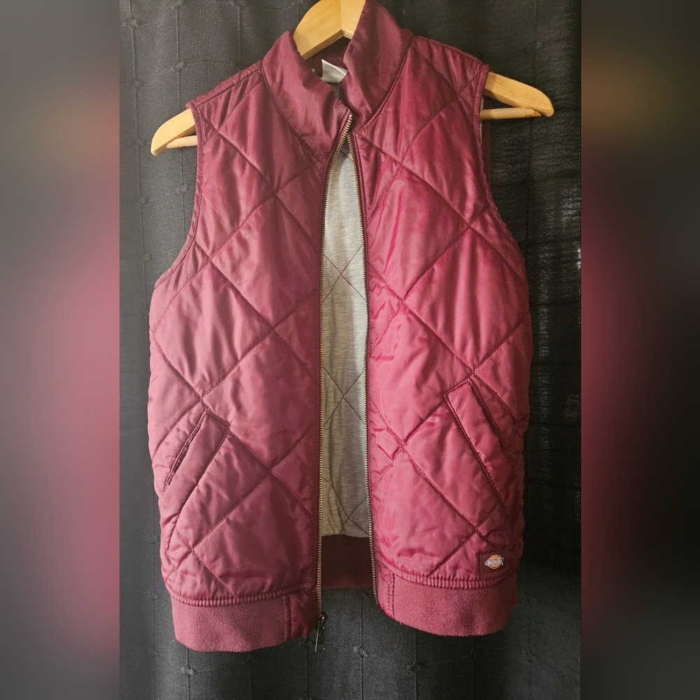 Dickies Women's Diamond Quilted Puffer Vest Maroon Burgundy Small - Picture 2 of 6
